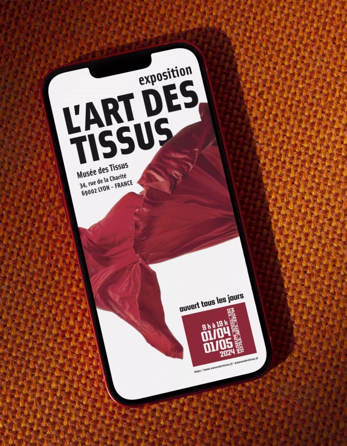 Iphone-AfficheBlanc-MuseeDesTissus