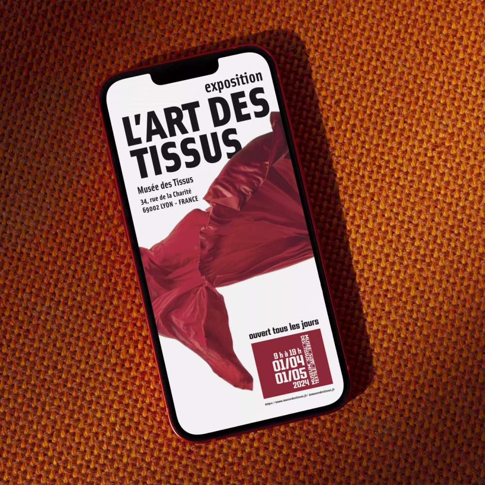 Iphone-AfficheBlanc-MuseeDesTissus
