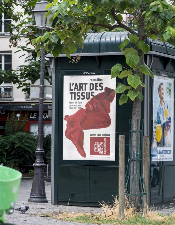 Kiosque-AfficheBlanc-MuseedesTissus